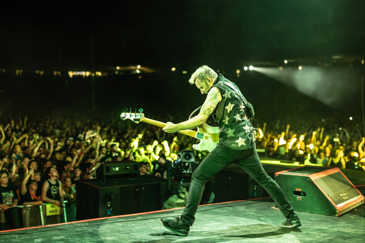 GreenDay's tweet photo. Tearing it up in Colo-RAD-o 🤘🏼🤘🏼⚡ https://t.co/JCvQnwxuL2