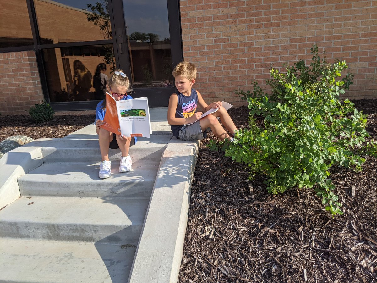 MrsAscanio's tweet photo. @benningtonelem 2nd graders recording habitat observations in our courtyard today! https://t.co/I2PEdRCHx0
