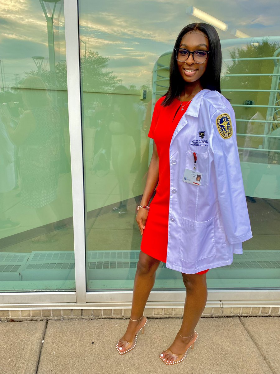 arisnikol3's tweet photo. BLACK GIRL,WHITE COATπ©πΎββοΈπ
#PharmDloading #whitecoatceremony https://t.co/TuFyRxocm4