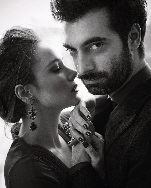 ياعشقي المجنون
أهدي إليك قلبي وسحر حرفي
الذي يمتلك نبضي وإحساسي
ويمتلك صمتي وبوحي
إقترب حبيبي فالشوق فاض بي والحنين
وارحم قلبا في هواك يهيم
أيها البعيد الحائر لم الاهات والأنين
بريق عشقك تفضحه عيناك
اقترب حبيبي أدفئني بقلبك
دعني أسكن خلجات قلبك
واجعلني نبضا في أركانه
أحتاجك فقلبي