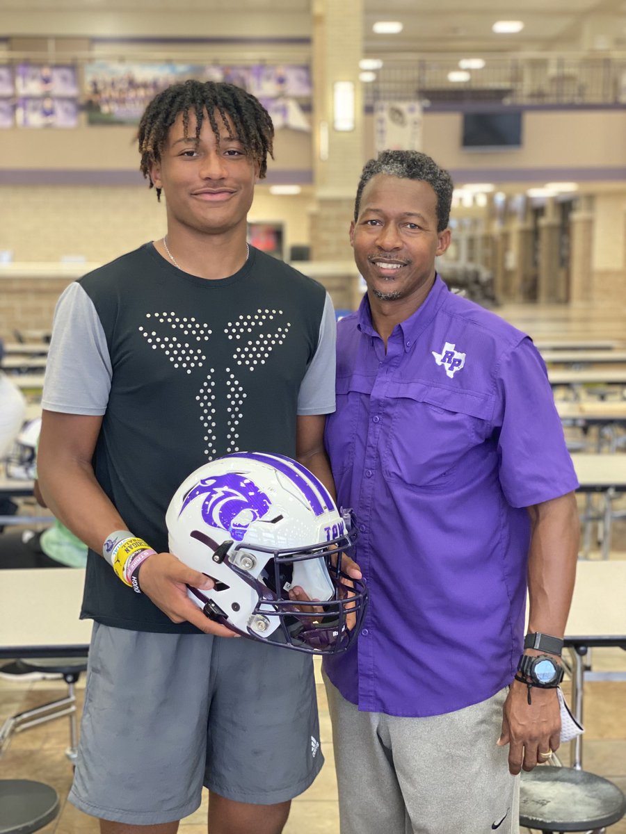 BertEmanuelSr's tweet photo. Senior season… Showtime! ⁦@BertEmanuel3⁩ https://t.co/bPHkyU9xtU