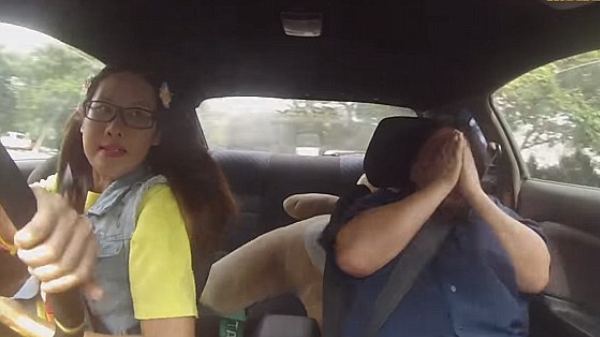 частный инструктор по вождению. инструктор и ученица. инструктор по вождению и ученица приколы. Learner driver car. автоприколы с инструктором по вождению.