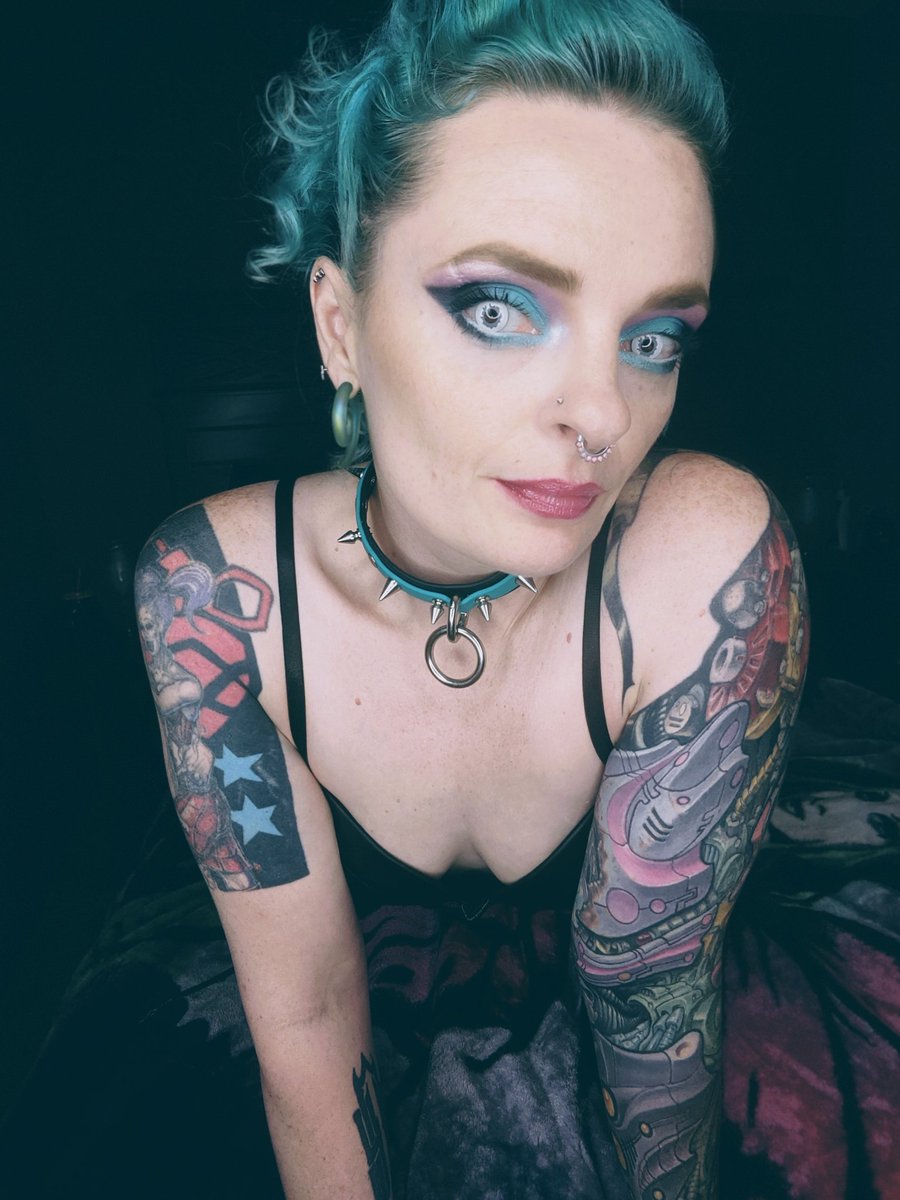 "Pull Me Closer" 🥀🖤 

I am currently uploading all my spicy photos to the NEW site. The cool thing is you can set up an account and follow me for free. Or you can unlock one of the packages to see the the stuff I can't post on social media!! 

Link in Bio  👽