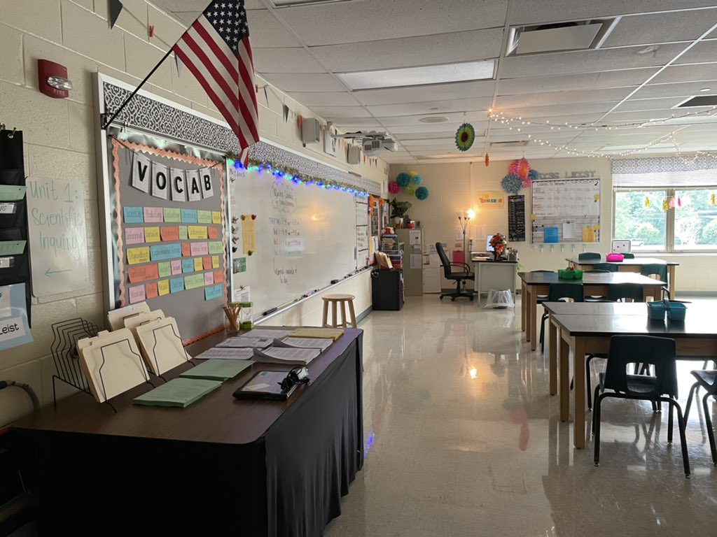 LMSOBryan's tweet photo. My 6th year of teaching is off to a fantastic start!! Thankful to have the opportunity to teach such inspiring and hardworking kiddos with my incredibly dedicated colleagues. It’s going to be a great year!  #beLOVEland #tigerup #LMS https://t.co/3XZAQRYMxP
