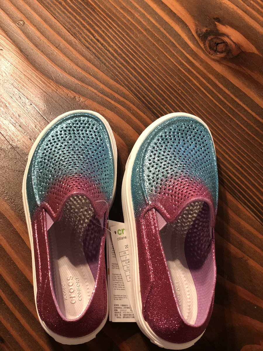 RachelDoreian's tweet image. Glad to see that DSW appreciates Best In Show just as much as I do! #twoleftshoes #funny #laugh #thursdayvibes #ThursdayThoughts #OnlineShop