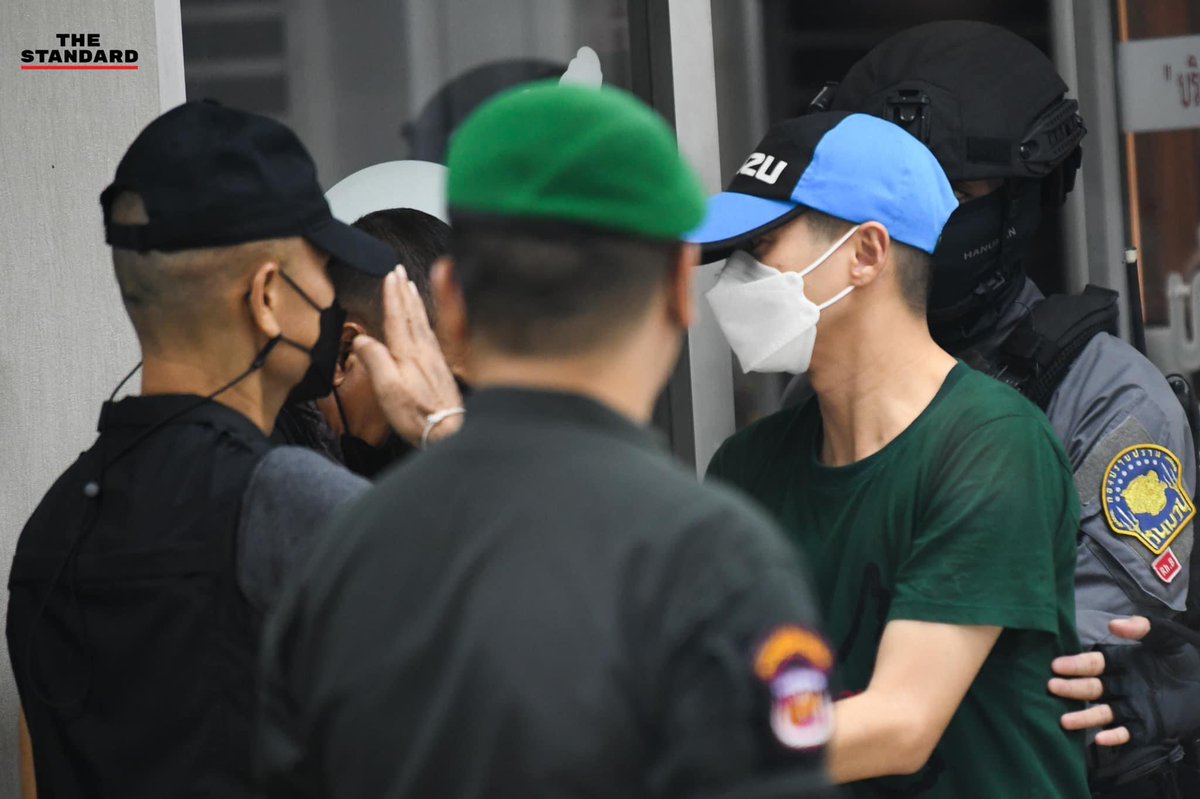 “สวัสดีครับนาย” 🤦🏻‍♂️

บูดมากรูปนี้ โอเค มันก็แค่ละครปาหี่ หลอกตาประชาชน ตอนนี้สรุปโจ้หล่อมาก มามอบตัว และทำไปเพื่อลูกหลานชาวนครสวรรค์ จะอ้วกกกกแล้วววว 🤮
 #อีโจ้เลิกตอแหล #ผู้กํากับโจ้