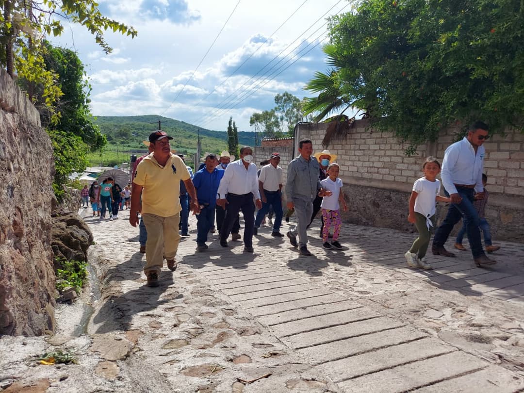 DRJuanJoseG's tweet photo. Regresamos a La Jamacua para ver cómo quedaron sus dos calles nuevas.

Muy emocionados, compartimos la alegría de ver los resultados del trabajo en equipo. https://t.co/HGVp7xlHq9