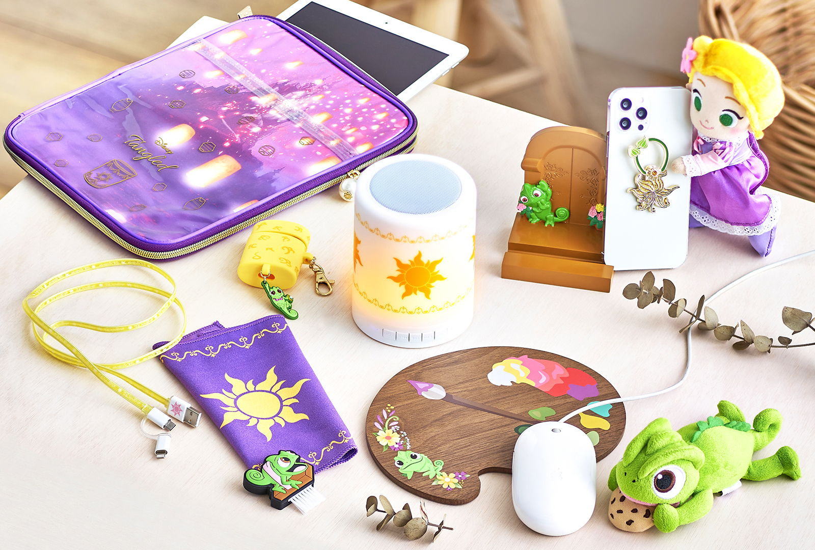 ショップディズニー 塔の上のラプンツェル の 世界観を楽しめるガジェットが登場 パスカルのリストレストやマウスパッド ランタン風のスピーカーライトもおすすめ ショップディズニー Amp ディズニーストア 店舗で本日 8
