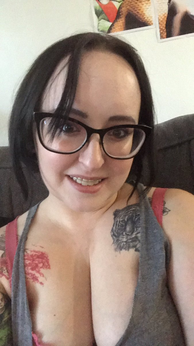MorganitePrime's tweet photo. I cut my hair and dyed it different too! https://t.co/EtFRCjXP8Z