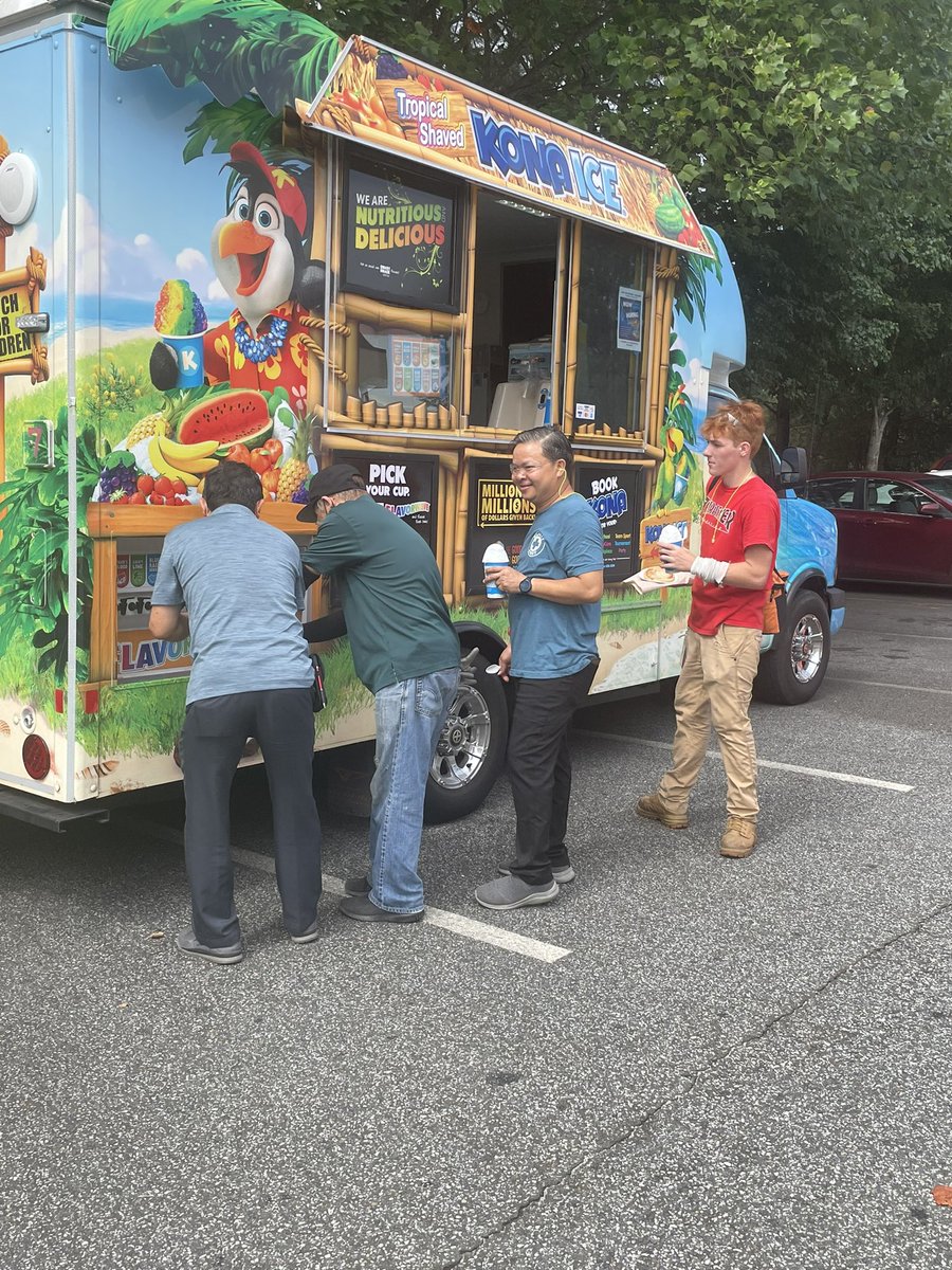 HRWinderPI's tweet photo. Cooling down the employees at Price with some Kina Ice!! Thank you to all our hard working employees. https://t.co/ErN8GFFskO
