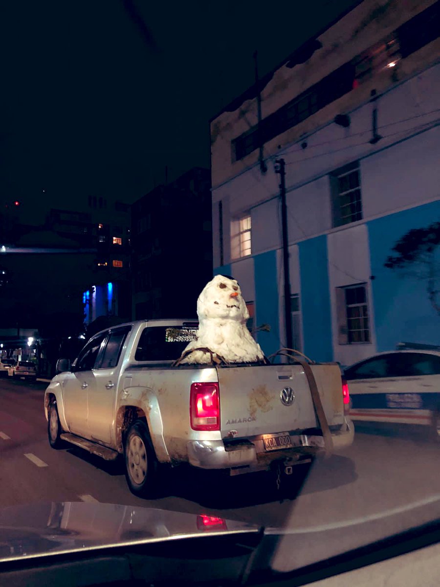 El chaboncito haciéndose el lindo por el centro😂 #Comodoro #muñecodenieve 🥰☃️