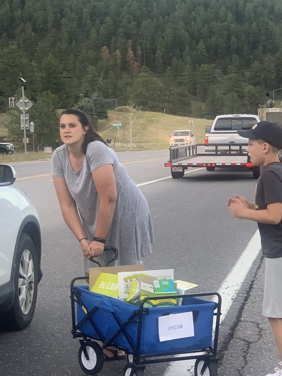 MaryTherese91's tweet photo. Elk Creek teachers are #BetterTogether when they can’t get home because of an accident on 285. Passing out food and water to all the people who are stuck waiting at 7:30pm. @JeffcoSchoolsCo @MyMountainTown @ElkElementary https://t.co/nNKvirZjsI