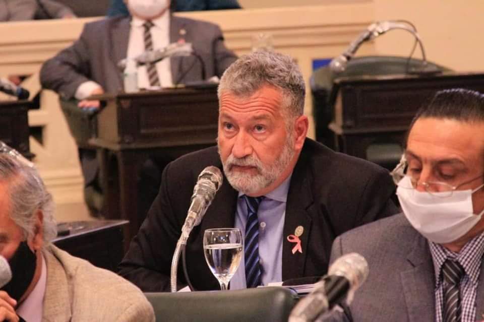 Desca_Ctes's tweet photo. SALVAJISMO POLÍTICO EN CORRIENTES

Repudiamos el violento ataque al diputado Miguel Arias mientras participaba del cierre de campaña en Tapebicuá con intendentes presentes. https://t.co/hdLilYgMBk