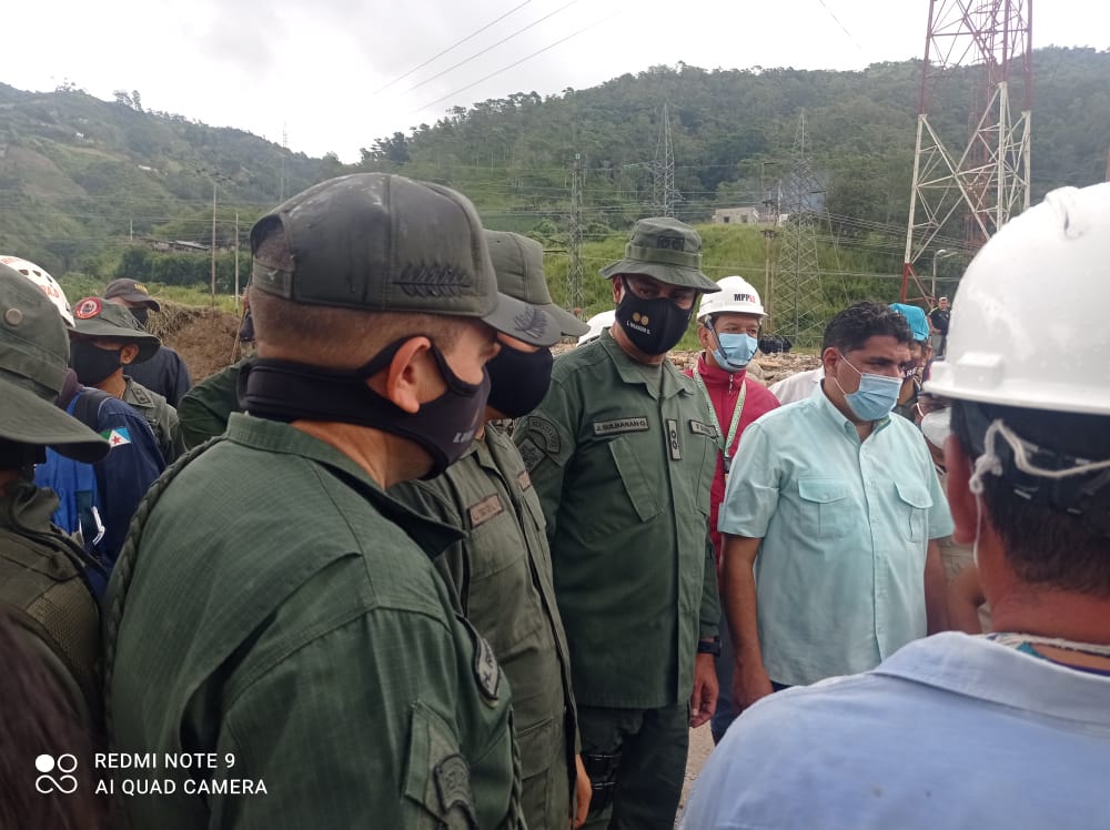 dhernandezlarez's tweet photo. Nuestra #FANB desplegada en el Mcpio Tovar del Edo Mérida apoyando en la recuperación de las zonas afectadas por la emergencia de las lluvias trabajando con el pueblo en unión cívico militar policial cumpliendo la orden del Pdte CJ @NicolasMaduro y el MPPD @vladimirpadrino https://t.co/qGuspvczaN