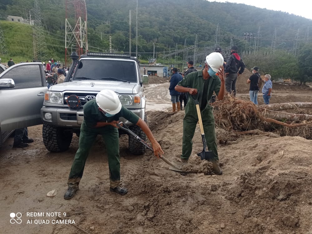 dhernandezlarez's tweet photo. Nuestra #FANB desplegada en el Mcpio Tovar del Edo Mérida apoyando en la recuperación de las zonas afectadas por la emergencia de las lluvias trabajando con el pueblo en unión cívico militar policial cumpliendo la orden del Pdte CJ @NicolasMaduro y el MPPD @vladimirpadrino https://t.co/qGuspvczaN