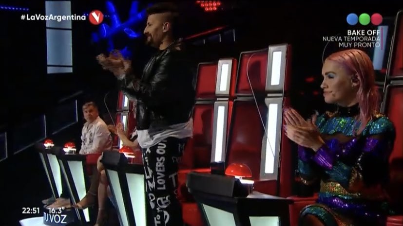 La cara de Montaner corte chicos que hacen parados o aplauden, a mi no me gusto ah #LaVozArgentina