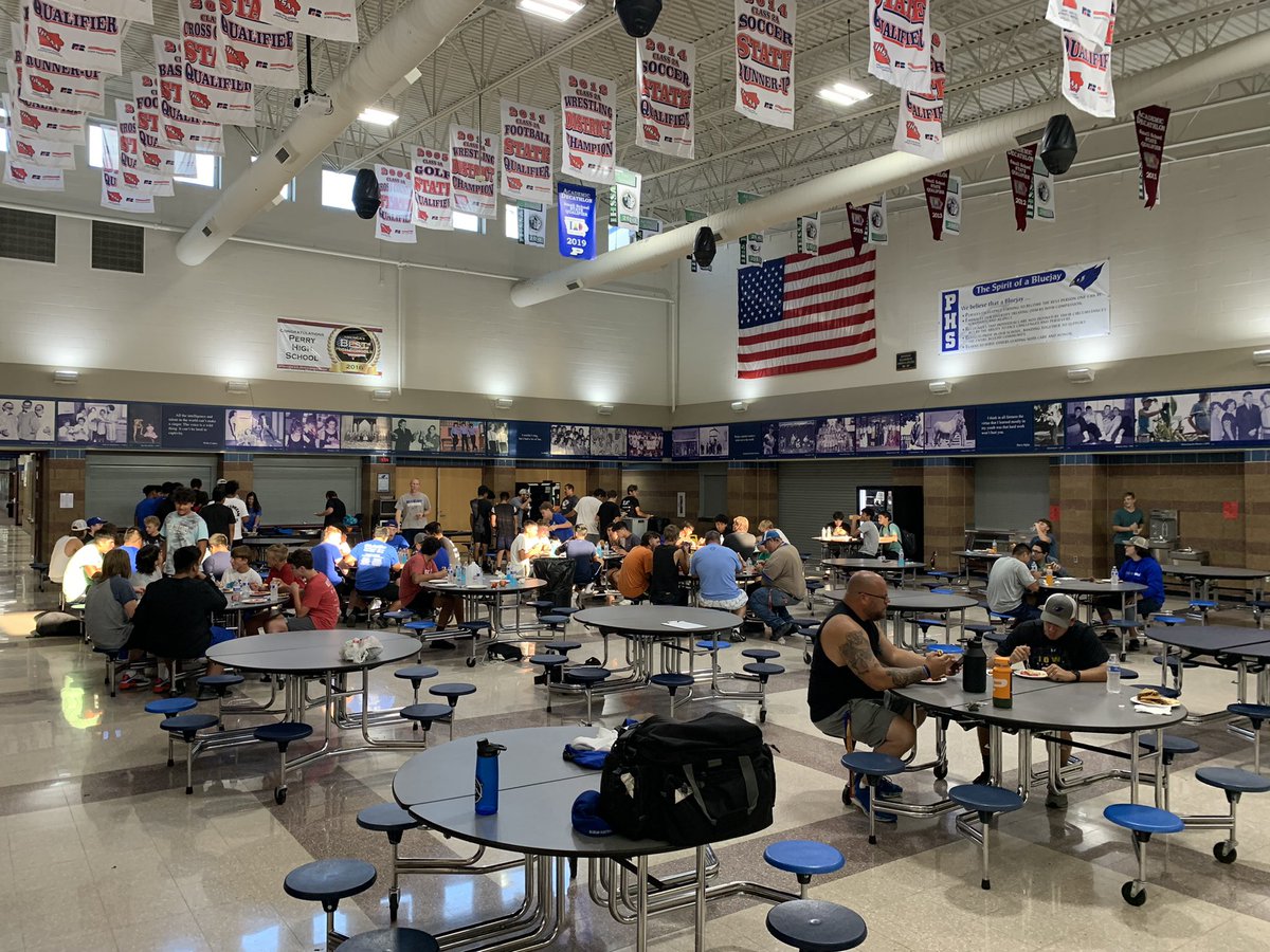 PerryIAFootball's tweet image. First team meal of the season in the books! Time to play ball now.