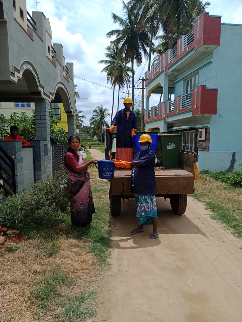 ZP_Mandya's tweet photo. ಮಂಡ್ಯ ಜಿಲ್ಲೆ ಮದ್ದೂರು ತಾಲ್ಲೂಕಿನ ಗೊರವನಹಳ್ಳಿ ಗ್ರಾಮ ಪಂಚಾಯಿತಿ ವ್ಯಾಪ್ತಿಯಲ್ಲಿನ ಮನೆಗಳಿಂದ ಸ್ವ-ಸಹಾಯ ಸಂಘದ ಮಹಿಳೆಯರು ಘನ ತ್ಯಾಜ್ಯವನ್ನು ವೈಜ್ಞಾನಿಕ ರೀತಿಯಲ್ಲಿ ಸಂಗ್ರಹಿಸುತ್ತಿರುವುದು.
#Rdpr #Rdwsd #Zpmandya #Sbmg #Nrlm #SHGs #Solidwastemanagement #Drywastecollection #Segregation #waste #Smj https://t.co/88GyJNxrTw