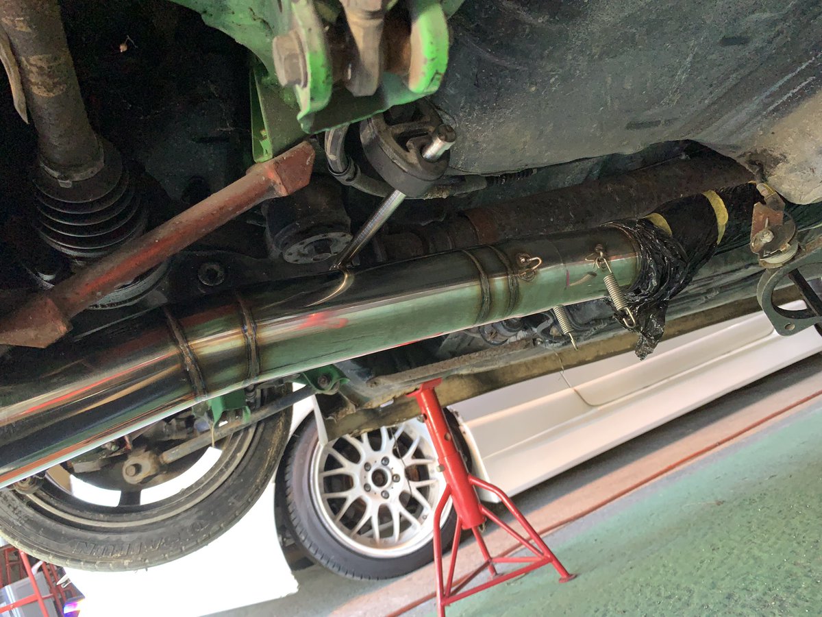 jzx100ワンオフマフラー
取り付け❗️
フランジは差し込みで一応フロアギリギリで作ったつもりです(笑)
中間は傷が付かないようにシート巻いてて見にくいですが😅
トグロマフラーカッコよくないですか？
どうですか？
さーRTしてみてください
目指せRT5
外してる写真もあげてるんで見てください🙏