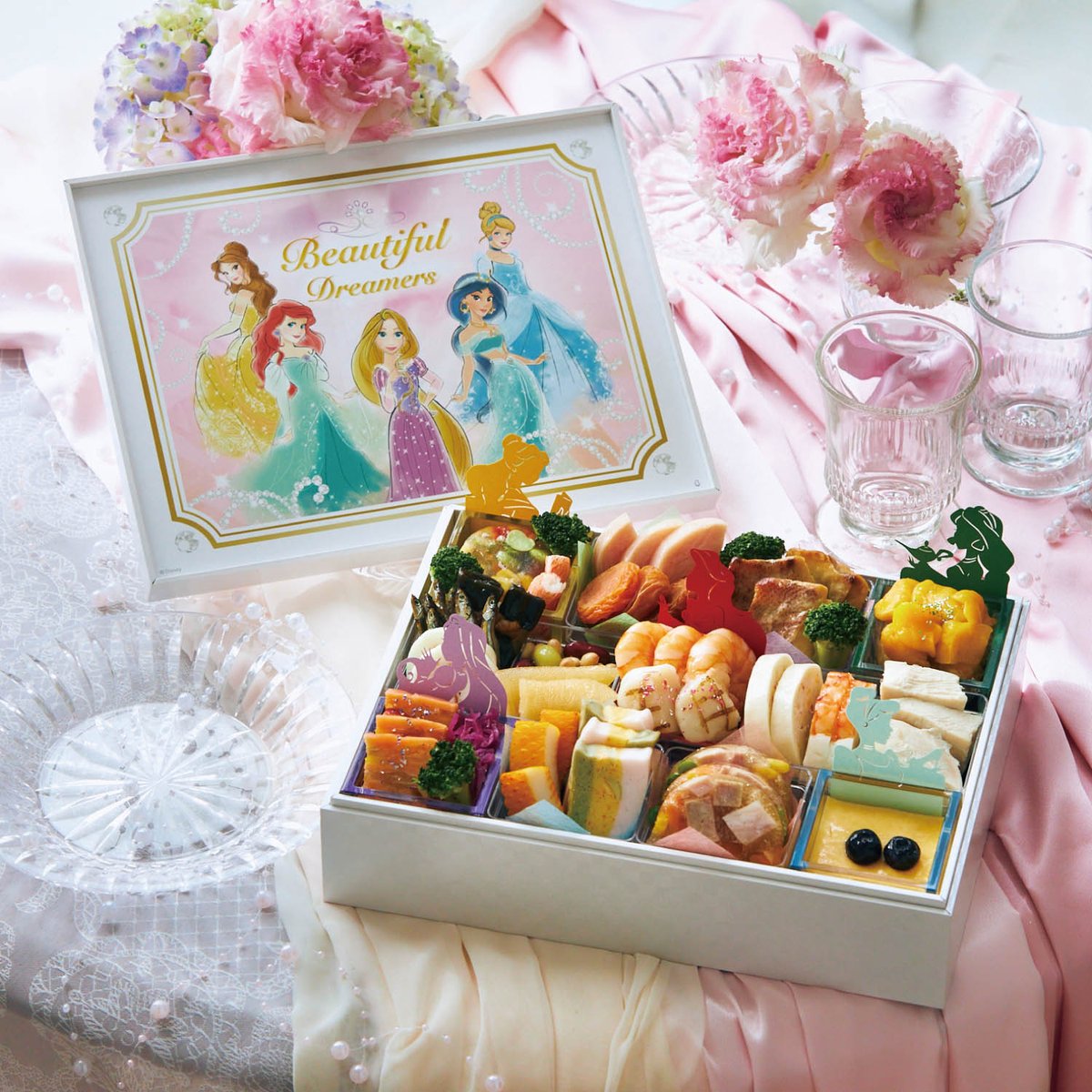 ディズニー公式 ディズニーデザインのおせちで22年を迎えよう 今回は ミッキー ミニー と プーさん に加え ディズニープリンセス デザインが新登場 全6種類がラインナップ 料理飾りや手ぬぐい 紙エプロンなどのオリジナルグッズもセットに