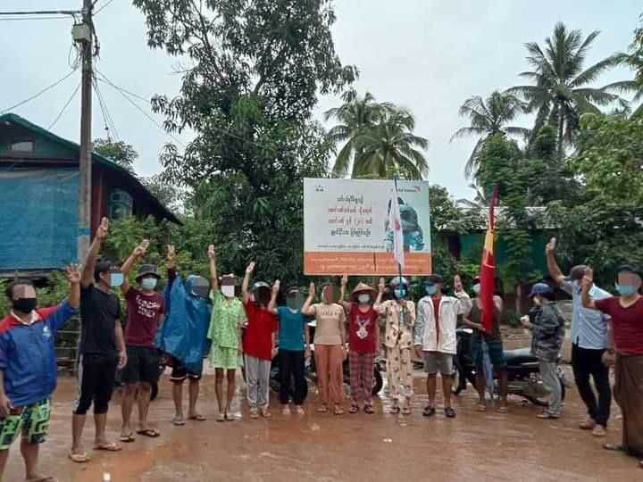 thethnin_ng's tweet photo. On August26, youths from a village in the #Launglone tsp staged a strike to protest military rule. SAVE 54 MILLION LIVES #Aug27Coup  #WhatsHappeningInMyanmar https://t.co/yZnuUVddo5