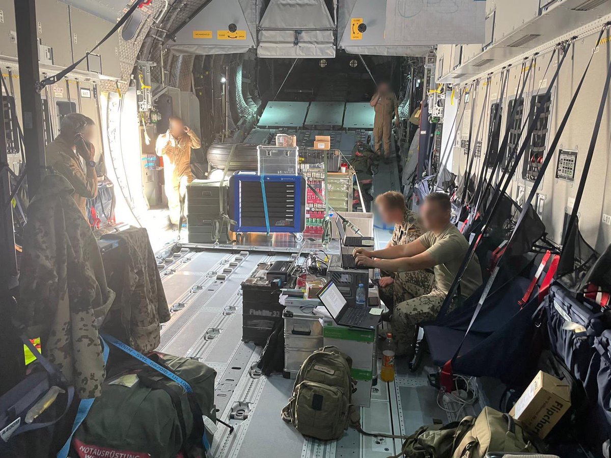 Während wir uns auf die Rückkehr der Truppe und unserer Flugzeuge vorbereiten, hier mal ein Einblick wie so ein Einsatzgefechtsstand in einem #A400M aussieht. Improvisation ist alles. #wirpackenesan