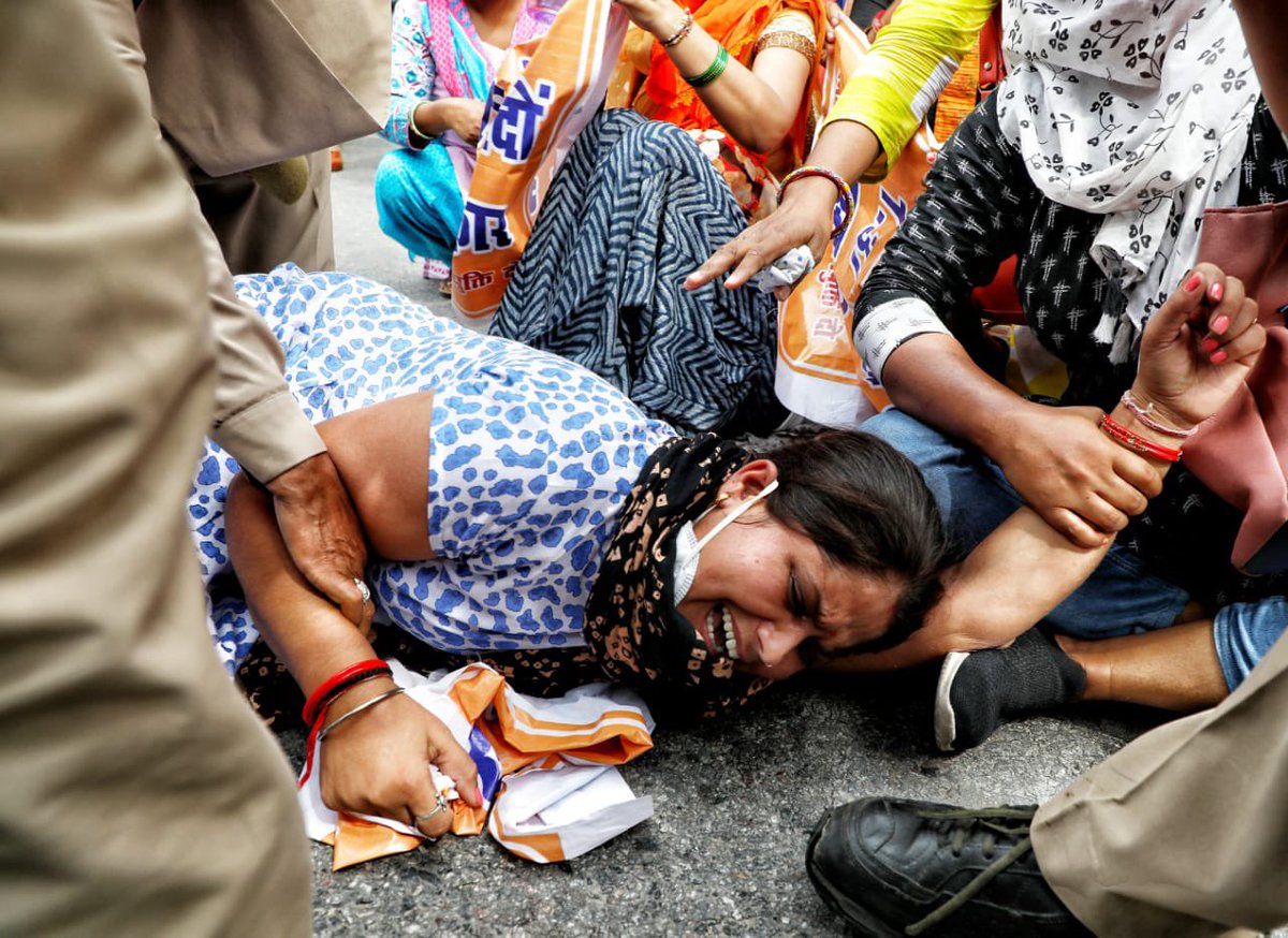 उप्र के युवाओं,

भाजपा सरकार आपको नौकरी देने के झूठे प्रचार की बड़ी-बड़ी होर्डिंग्स लगवा चुकी है, विज्ञापन छपवा चुकी है।

लेकिन, जब आप युवा रोजगार का हक मांगने जाते हो तो सरकार आपको इस तरह से अपमानित करती है। 

अपना हक मांगने में पीछे मत हटना। न्याय की हरेक आवाज आपके साथ है।
