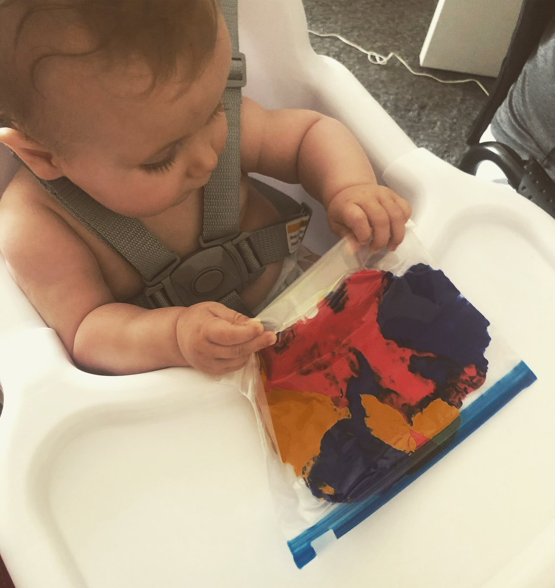 EviesPlaybox's tweet photo. Mess free painting! 🎨 
♥️ Squeeze paint into a freezer/sandwich bag or poly pocket
💛 Seal up
💙Let your little one squeeze to create a wonderful piece of art
💚 Tape the bag to a highchair and it’s a perfect way to keep your little one entertained while cooking dinner! https://t.co/5zsdbsvVBI