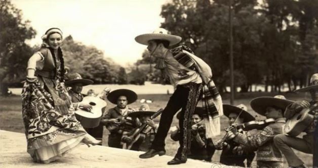 Cultura_BUAP's tweet photo. El Jarabe Tapatío es un baile típico de México que ha alcanzado fama mundial. Estrenamos una cápsula del @folkloricoccu que nos habla del origen de este bailable tan tradicional y apreciado. Hoy 10 h. vía #Facebook de la @vedcbuap
#VentanaCulturalBUAP
#BUAPenCasa https://t.co/V6FnwBmrgc