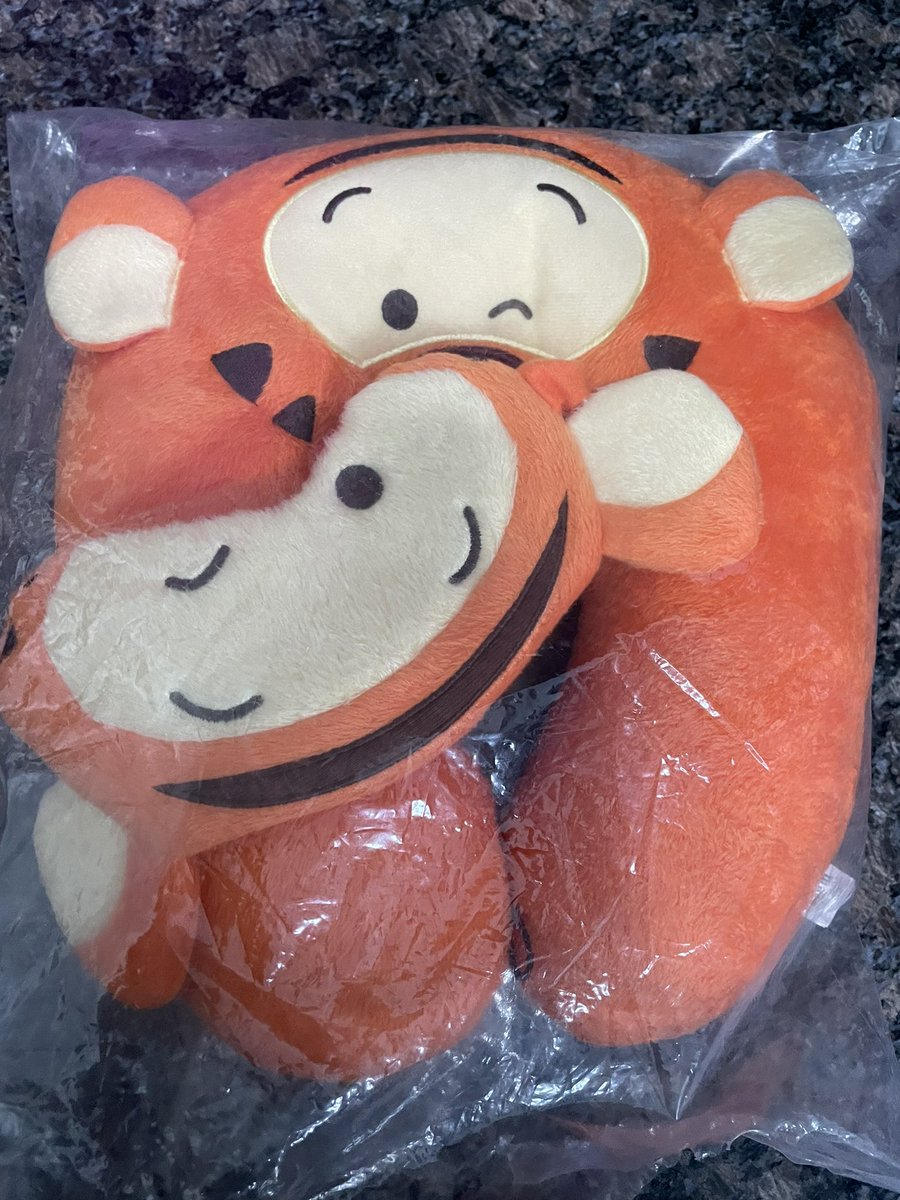 stuff_hand's tweet image. ส่งต่อหมอนรองหัวพร้อมผ้าปิดตา มีนอยเเกะถุงเพราะจะใช้เเต่ผ้าปิดตา ไม่เคยใช้หมอนรองหัวเลย 120฿ งับบบ #หมอนรองหัว #ส่งต่อ #มือสอง #มือสองราคาถูก #มือสองสภาพดี #ผ้าปิดตา