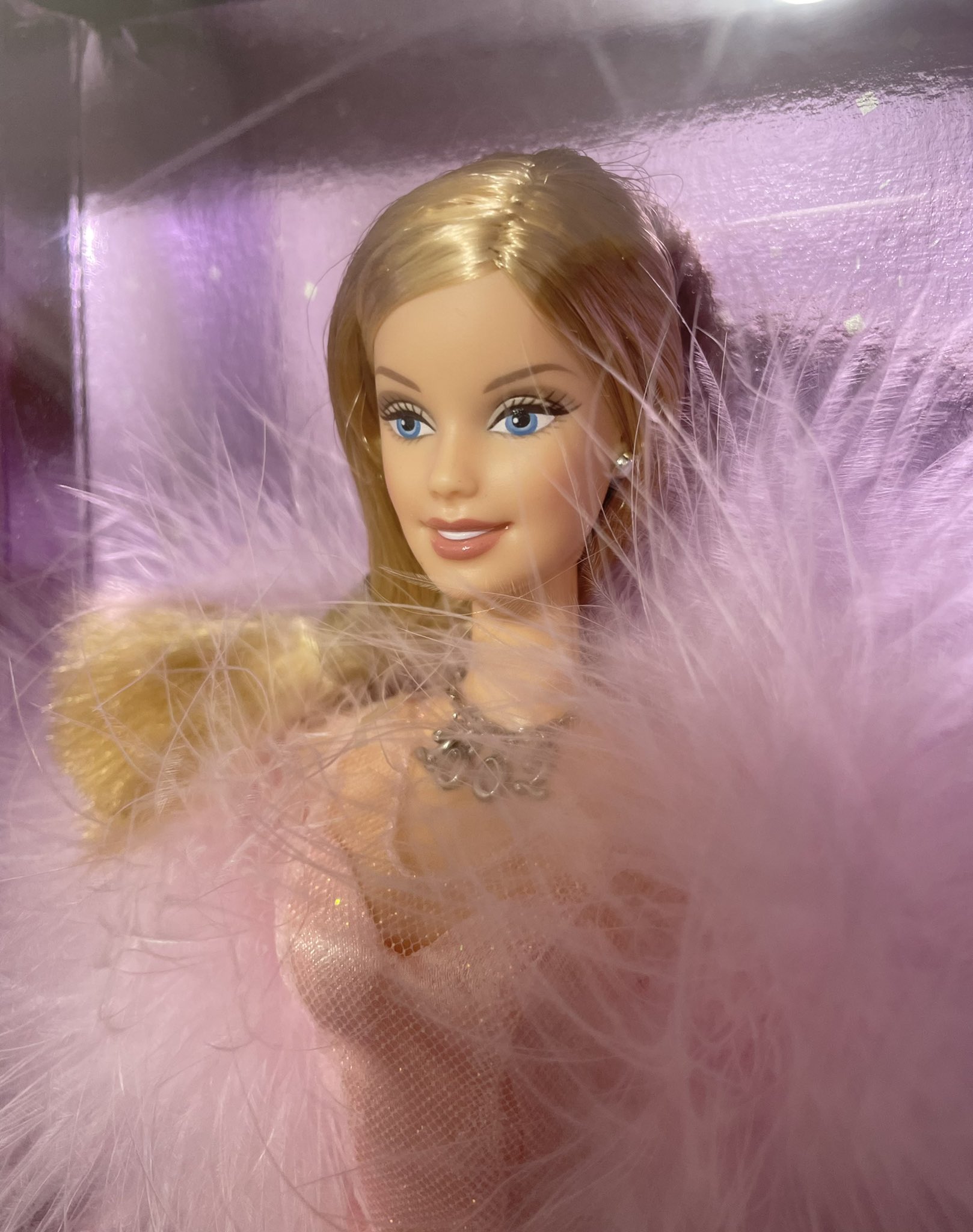 stad burgemeester veel plezier Amar on Twitter: "Barbie 2 0 0 2….🌸 I love how Barbie she is and her face  is so fresh and stunning, adore her little chain necklace and the feather  boa…haute #Barbie