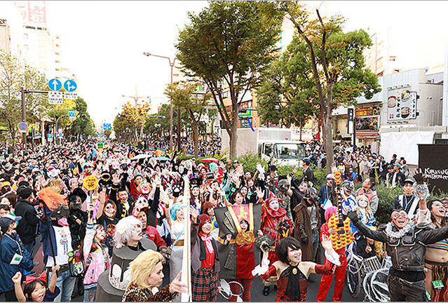 livedoornews's tweet photo. 【日本最大規模】「カワサキ ハロウィン」24年の歴史に幕
https://t.co/M2apks85RE

1997年にチネチッタ10周年を記念した行事としてスタート。近年はハロウィンイベントの全国的な過熱とともにネガティブな側面も目立つようになり、主催者は昨年2月に「そろそろ辞め時」と判断したという。 https://t.co/x3EypN6lFs