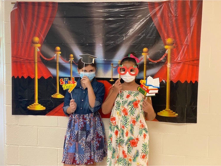 PolkESPrincipal's tweet photo. Students enjoyed using the #selfiestations to take pictures today! #Polk #BacktoSchool https://t.co/Rp7gTyeL9o