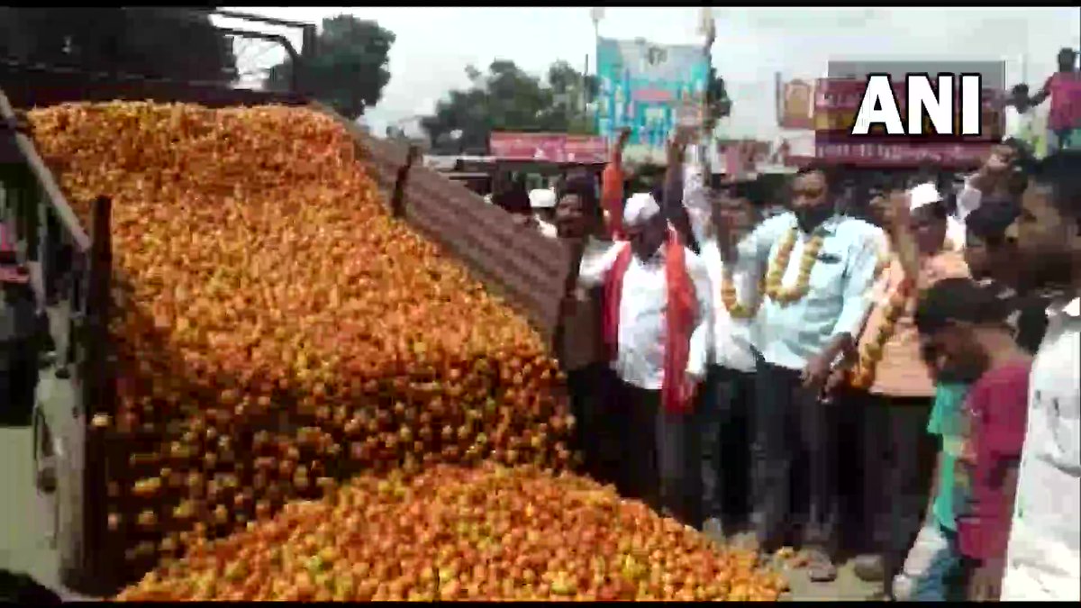 Maharashtra | Nashik and Aurangabad farmers dumped tomatoes on the road yesterday after prices crashed to Rs 2-3 per kg in the wholesale market
