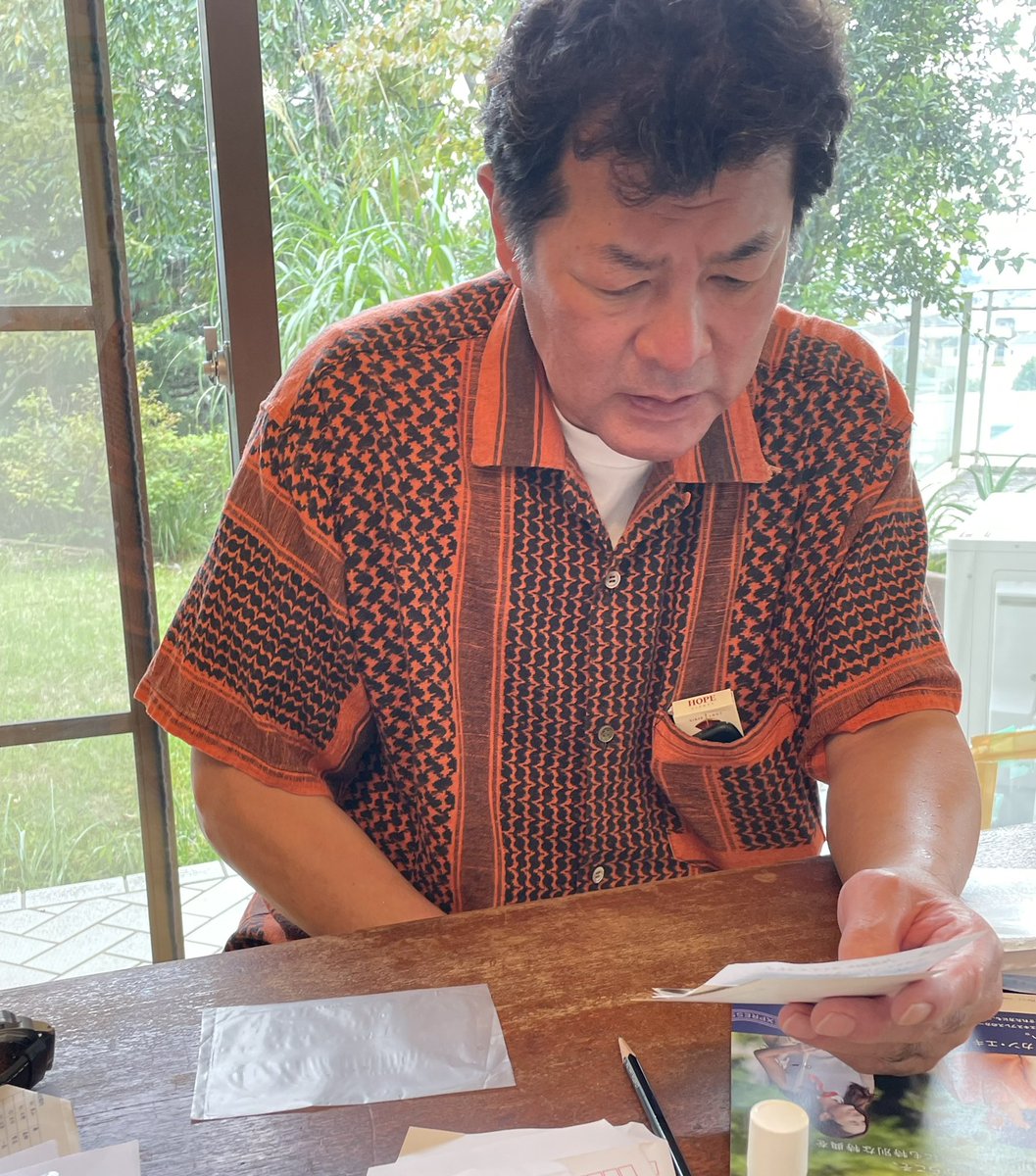 赤井英和の嫁 佳子 昔からお世話になっている方からお手数をいただいて 難しい顔で読んでいるので 何か困った事でも書いてあるの と聞いたらら 字ぃがむつかして よまれへんねん そっちか ならよかった