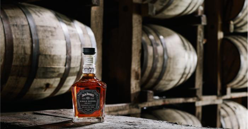 jackdanielsjp's tweet photo. 熟成の度合いを、年月という尺度で測ることは出来ない。
人間と同じだ。
#TheSingleBarrelStandard https://t.co/LuteeuWg7m