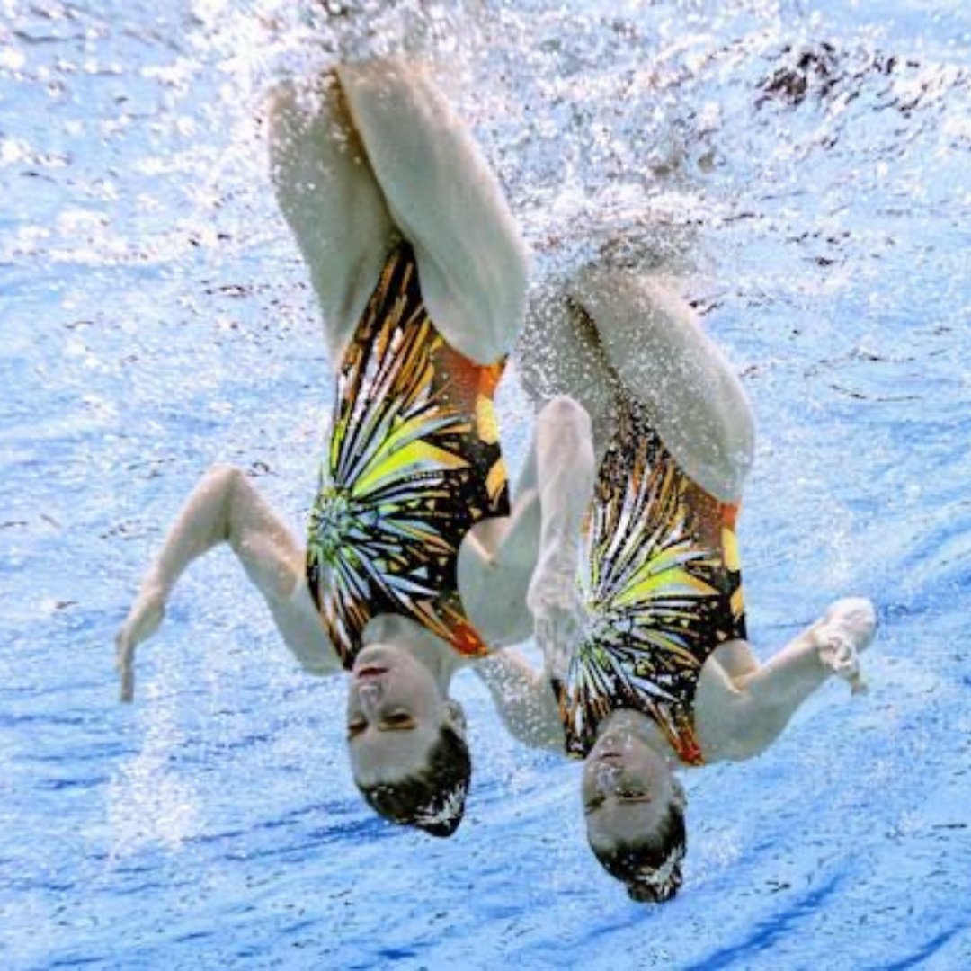 Check out these shots of the artistic swimming duo Laura Strugnell and Clarissa Johnson using their Kryolan kits to create complementary looks to match their Olympic outfits. 👯 #KryolanSA4Sportswomen