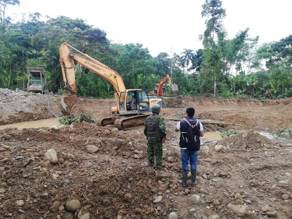 🚨Jhon Pasochoa, hermano del Alcalde del Catón Carlos Julio Arosemena Tola, encabeza la minería ilegal en Napo, no permiten el decomiso de maquinaria utilizada para actividades de minería ilegal🚨
<a href="/Ambiente_Ec/">Min. de Ambiente, Agua y Transición Ecológica</a> <a href="/FiscaliaEcuador/">Fiscalía Ecuador</a> @ARC_EnergiaEc