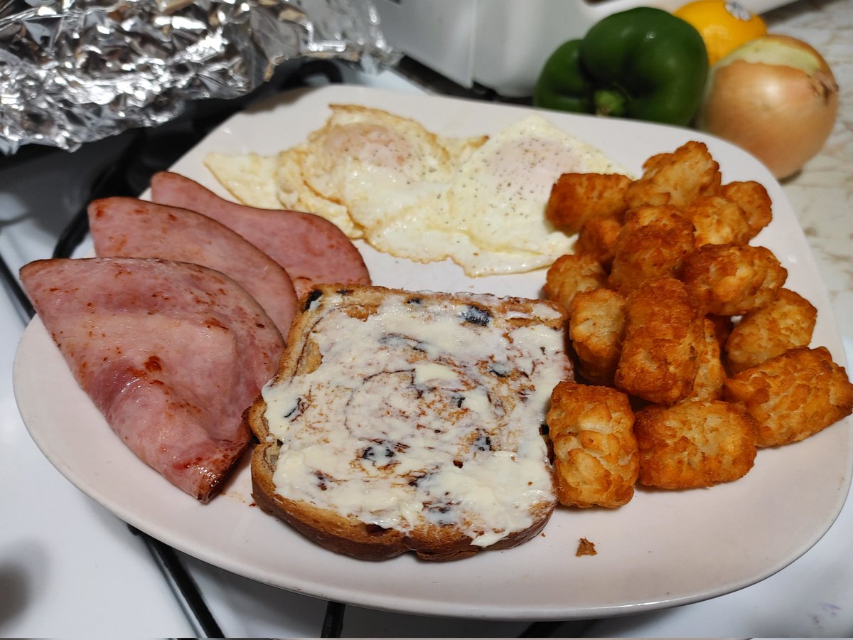 Tater tots with ham and eggs raisin bread with cinnamon butter
#breakfast #hamandeggs 
#classicfood #healthyeats#chefs