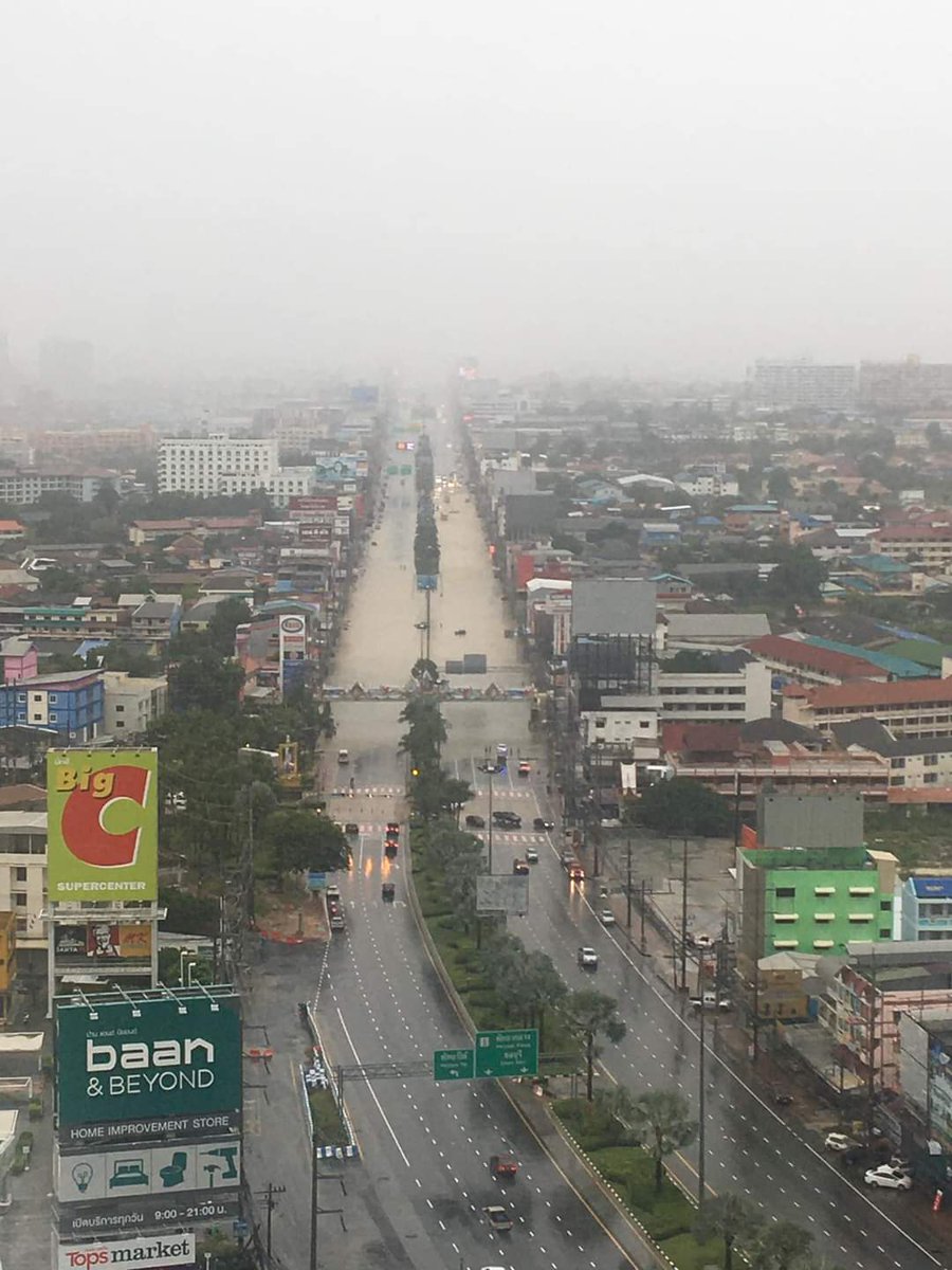 พัทยาฝนตกหนักวันเดียว น้ำท่วมทั้งเมือง
ทำถนนเก่งแต่ไม่เคยแก้ปัญหาน้ำท่วมได้เลย #พัทยาน้ำท่วม