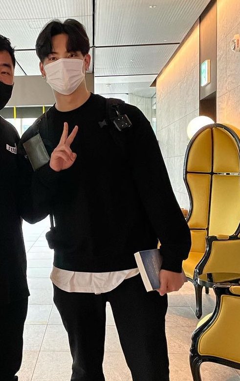 beomsberet's tweet photo. jaebeom as the college campus bf https://t.co/zRlLfQJsZv