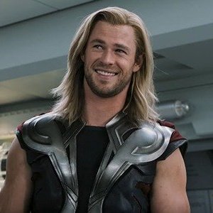 Thor's hair in                        thor in 
avengers 1                           ragnarok
(frigga alive)                   (frigga ded) https://t.co/06DsjfFOLA