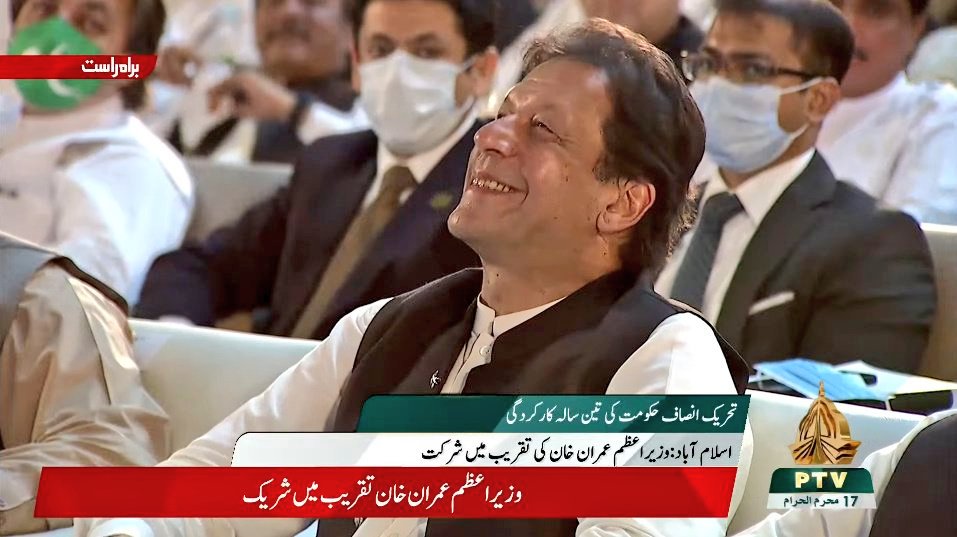 kashmiri_78's tweet photo. جب آپ نے اپنے 3 سالہ دور حکومت میں حرام کا مال نہ بنایا ہو ،کرپشن کرکے لندن میں جائیداد نہ بنائی ہو اور آپ کا ضمیر مطمئن ہو تو چہرے پر ایسا نور ، سکون ،  خوشی اور مسکراہٹ آ ہی جاتی ہے ماشاء اللہ 😍❤️
#کپتان_کا_نیا_پاکستان 
#3YearsOfNayaPakistan https://t.co/IcKFDubIYa