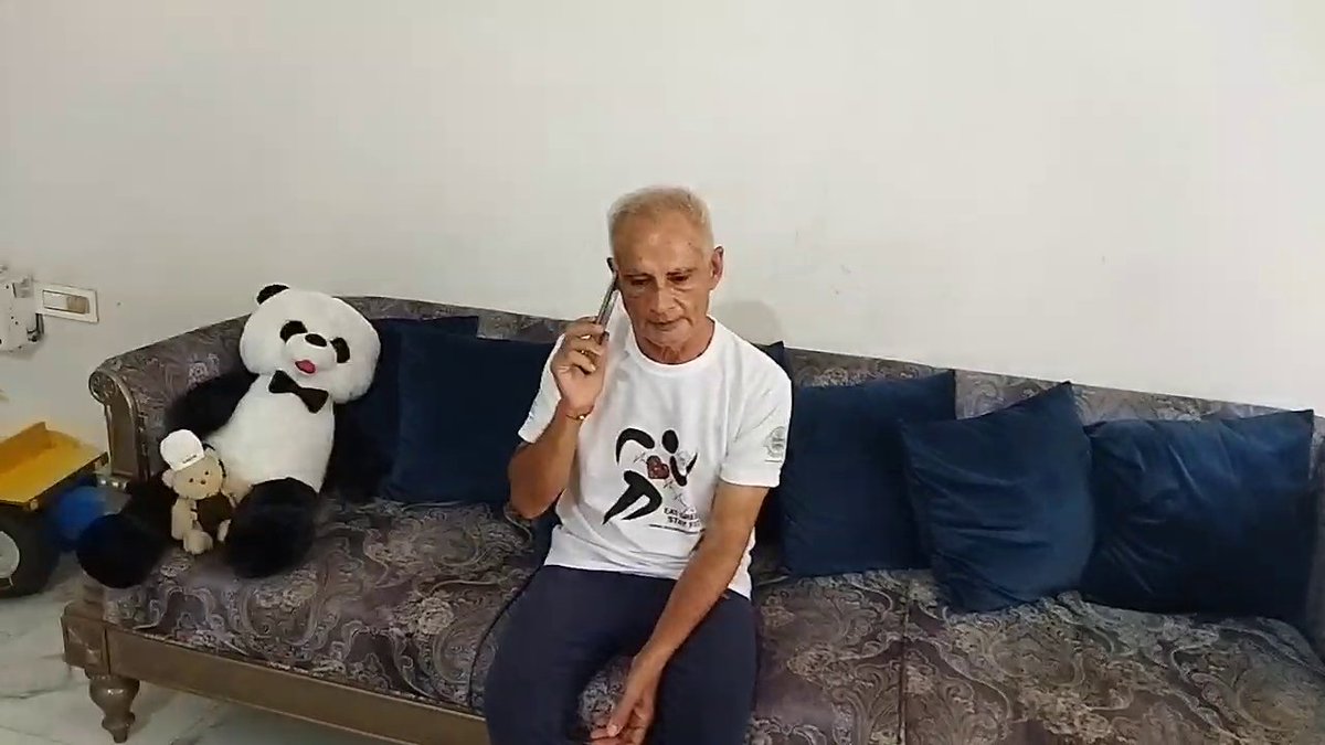 NirantarNewsIN's tweet image. पानीपत- 63 साल के जसमेर सिंह ने 63 किलोमीटर की दौड़ लगाकर नया कीर्तीमान स्थापित किया है. पानीपत टोल से लेकर करनाल और फिर वापस पानीपत तक लगाई लगातार दौड़. दिल्ली के मुख्यमंत्री ने भी ट्वीट कर दी बधाई. #jasmersingh #runner #panipat #karnal #arvindkejriwal