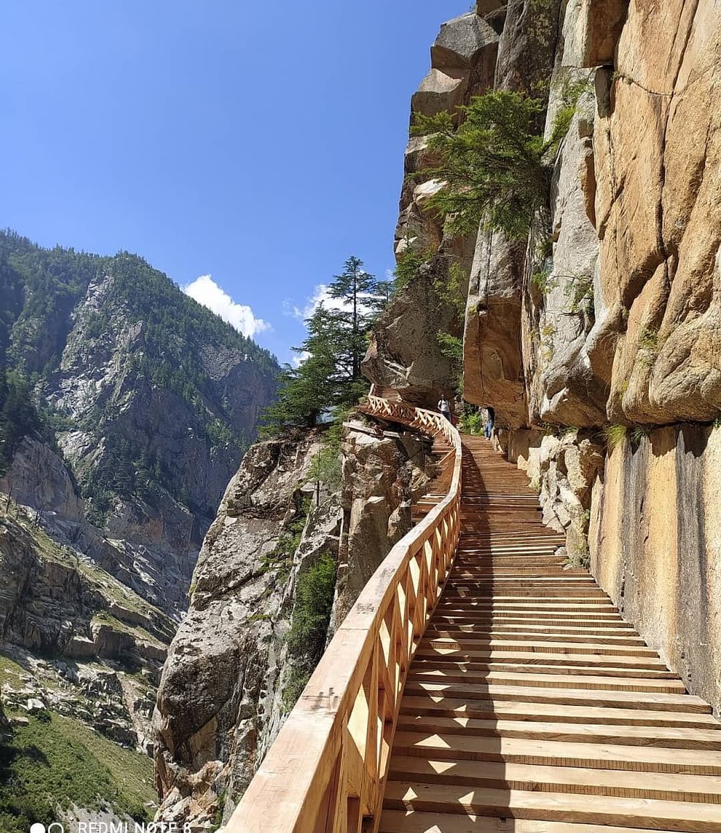 📍Gartang Gali

उत्तराखंड के सीमांत जनपद उत्तरकाशी की भैरोंघाटी के समीप गर्तांग गली में खड़ी चट्टानों को काटकर लकड़ी से निर्मित सीढ़ीदार ट्रेक बनाया गया है।
.
Credits: Rajsingh 
.
#gartanggali #trek #uttarkashi #indotibetanborder #indo
#Tibetan