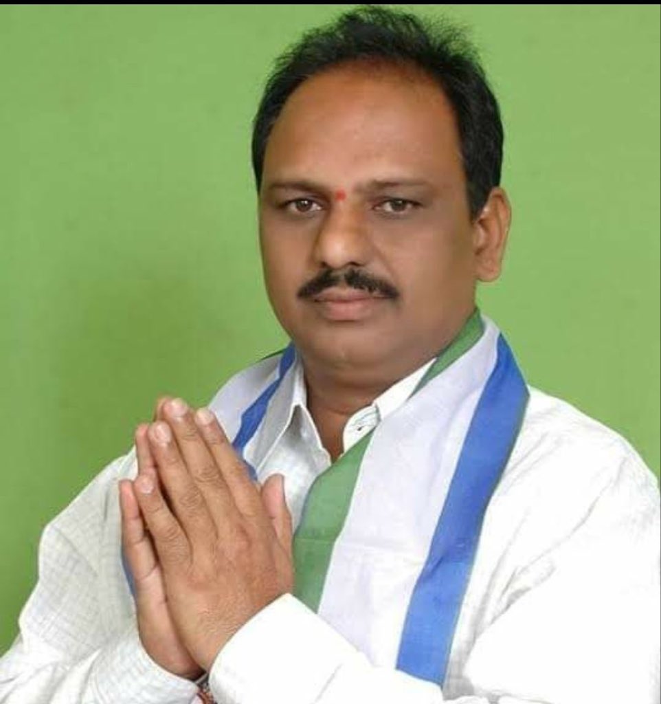 Twood_VIP's tweet photo. Man behind the pathetic condition of roads in Andhra Pradesh!

Let's Question this ruthless YCP government 💦. It's our right to get the proper road's as we are tax payers! 

#JSPForAP_Roads ✊🏼 https://t.co/e7hTQyP7Rw