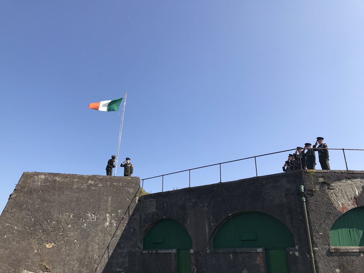 This morning #BereIsland Projects Group unveiled a plaque at Rerrin Barracks to commemorate the centenary of the island internment camp followed by a flag raising ceremony by <a href="/defenceforces/">Óglaigh na hÉireann</a> The plaque was funded by <a href="/Corkcoco/">Cork County Council</a> The camp was located on the site of Rerrin Barracks.