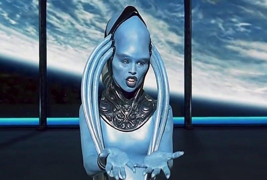 Дива плавалагуна ария. Дива плавалагуна. Пятый элемент фильм 1997 инопланетяне. Дива плавалагуна 5 элемент. Пятый элемент певица.