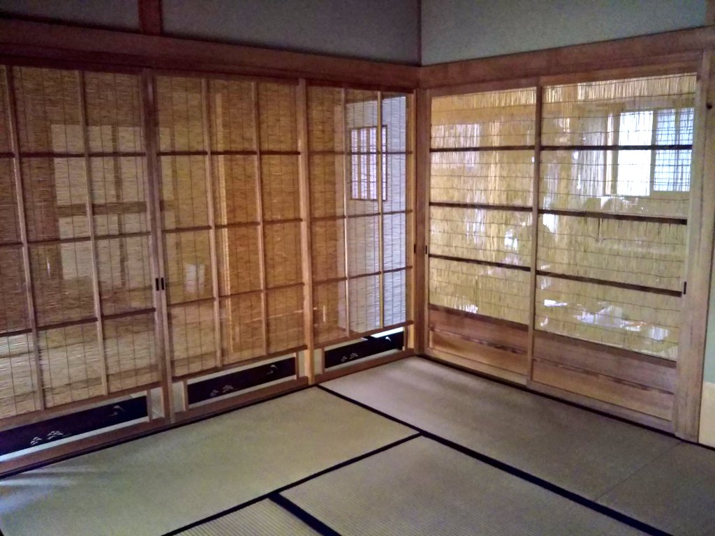 夏の茶室には簾戸(すど)ですね? 夏は襖と簾戸を入れ替えて、見た目に 
