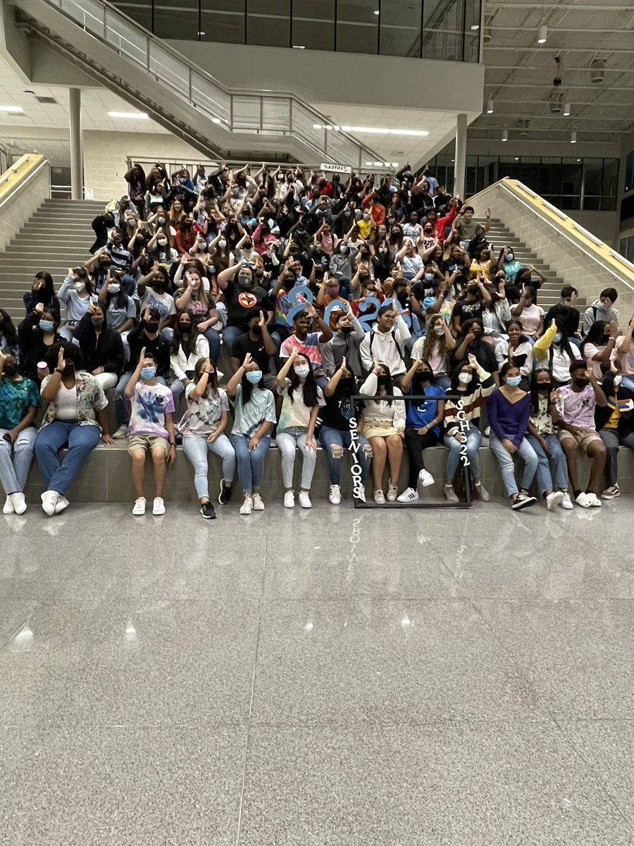 schs2022's tweet photo. Senior Sunrise! #finsup 🎓☀️🦈 https://t.co/GN4A0ehtlo